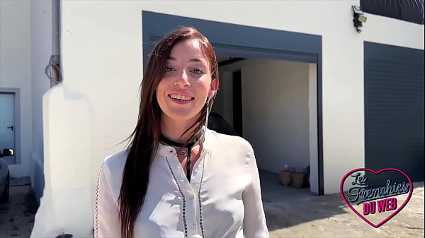 Sandrillon, brune en chaleur, obtient la baise hard qu'_elle voulait