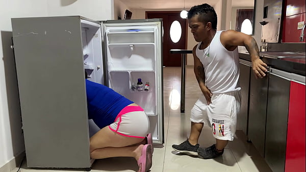 Veo a mi sexy hermanastra latina embarazada atrapada en el frigorífico y a cambio de ayudarla me ofrece una dura y deliciosa follada en su estrecho coño hasta acabar llenándolo todo con mi cremosa leche.