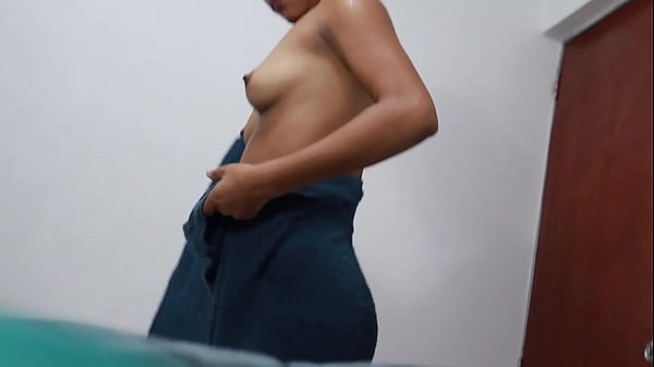 STAVO REGISTRANDO NEL MOMENTO IN CUI LA MIA MIGLIORE AIGA È ENTRATA NEL MIC UARTO E NUDA E POI HA DATO UNA SORPRESA AL MIO CAZZO