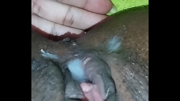 La bellissima teenager si diverte con un creampie