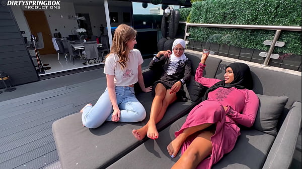 La ragazza carina si diverte