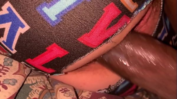 ¡¡El padrastro de la BBC rasgó los pantalones de su hijastra y luego castigó su apretado coño!! Que te jodan la polla es tan grande, que me jodan el coño fuerte, no te detengas hasta que te corras dentro de mí, por favor.