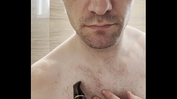 Mi taglio le ascelle, il petto e le braccia sudate e pelose dopo la palestra per prepararmi per un servizio fotografico la prossima settimana. Dietro le quinte.