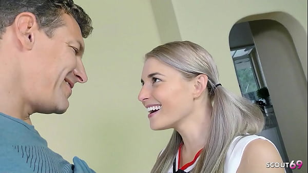 Une pom-pom girl adolescente blonde et flexible aux petits seins parle à Hard Fuck de son beau-père avant une énorme éjaculation faciale