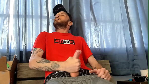 Ich streichle meinen großen Schwanz in meiner Rauchpause