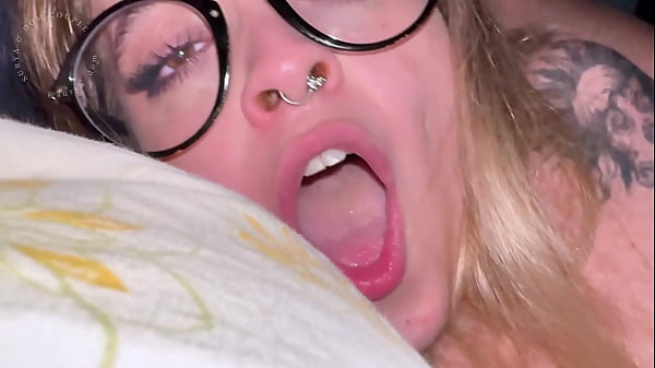 Sexy Teenie-Mädchen mit großen Titten