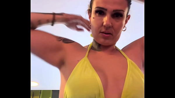 Quase fui expulso da academia em frente à praia de Copacabana! Por que você_ está treinando de biquíni_de calcinha transparente e toda molhada na sua bucetinha rosa!