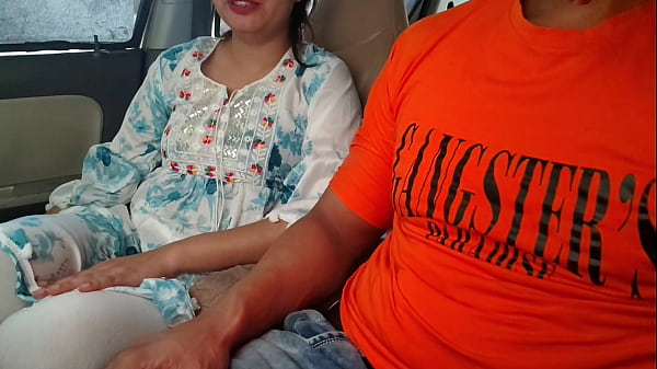 Linda Desi india hermosa Saara Bhabhi es follada con una enorme polla en el coche al aire libre arriesgado