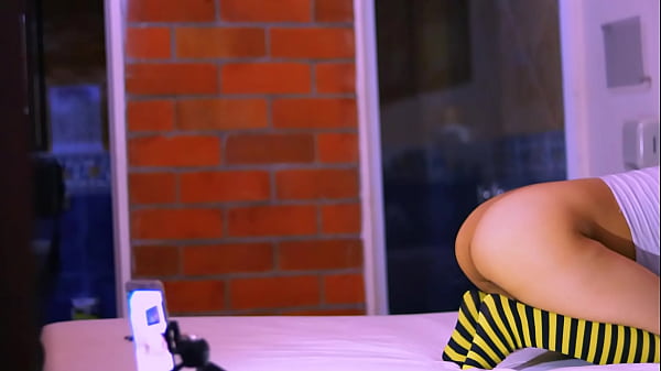 这名大学生向院长提出了自己的要求，并在她的房间里和他上床，同时他们喝了一杯酒。