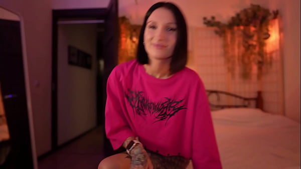 Stieftochter bat ihren Stiefvater um Hilfe, um ihre Kehle mit einem Schwanz zu heilen ...