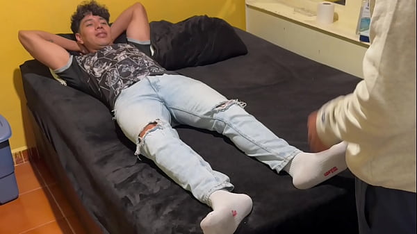 Kevin doesn't care about the feelings of Omar, his lover, the only thing he wants is to break his ass, fill it with semen and return home to his boyfriend before he realizes that he was unfaithful.