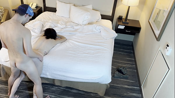 Zierliche sexy Frau im Doggystyle gefickt