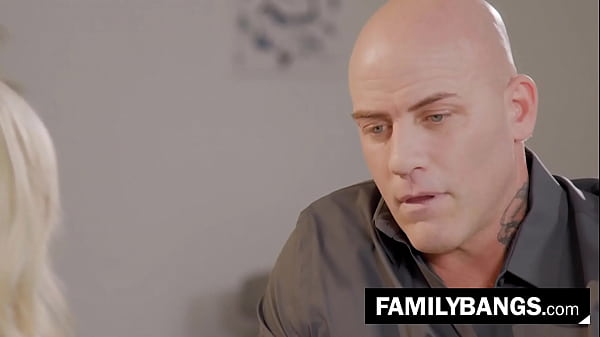 FamilyBangs.com ⭐ Una studentessa molto cattiva seduce il suo professore universitario, Lilly Bell, Derrick Pierce