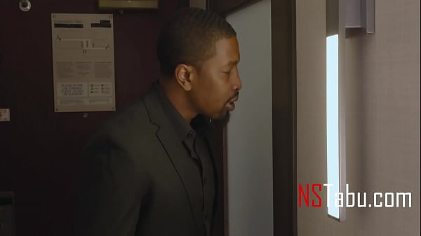 Gerente de hotel negro investiga queja por ruido