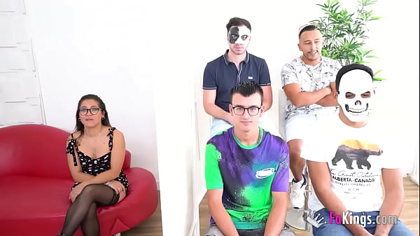 Ragazza teenager appassionata si esibisce in un pompino