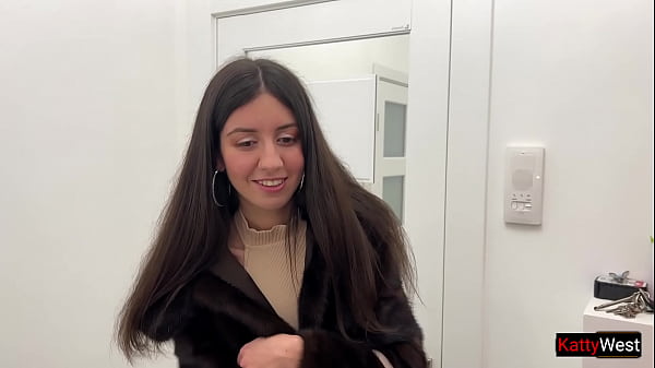 Freches Teenie-Mädchen zeigt sich in Strümpfen