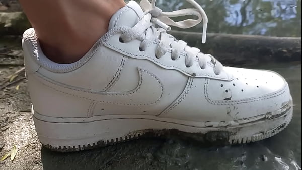 Jon Arteen spielt mit seinen neuen Sneakers Nike Air Force One AF1 ohne Socken im Schlamm. Junges Fußfetisch-Schwulenpornovideo