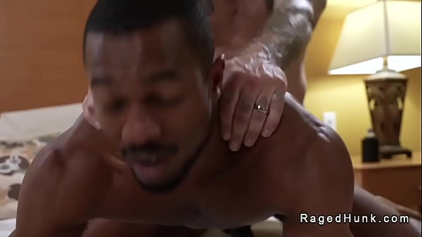 Co-piloti gay fanno sesso anale interrazziale nella camera d'albergo