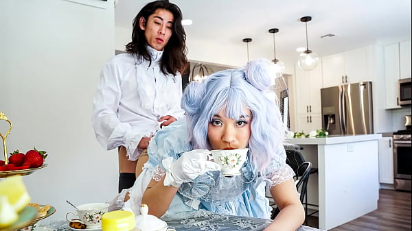 L'adolescente esegue il video