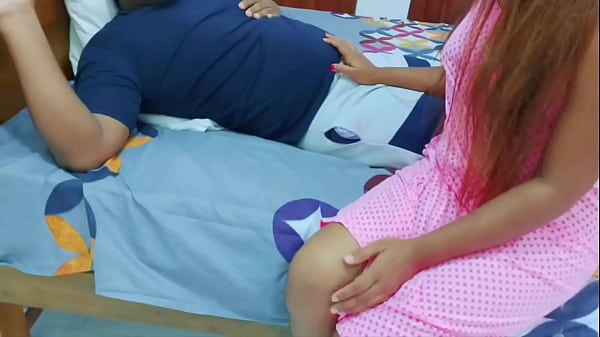 Estaba enfermo pero la mamá de mi esposa me hace feliz mientras mi esposa trabaja en la oficina.