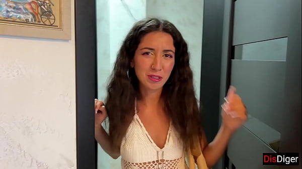 Das Mädchen von nebenan brach in mein Haus ein, zog ihr Höschen aus und...