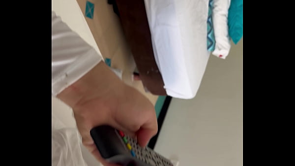 Recepcionista del hotel es follada por un huésped cuando va a cambiar las sábanas