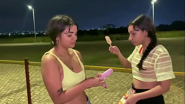 Hermosa latina masturbándose hasta correrse en su cara