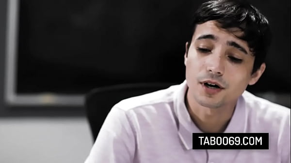 La sexy ragazza del collage si fa inculare dal figliastro dell'insegnante: Penny Barber e Sophia Burns