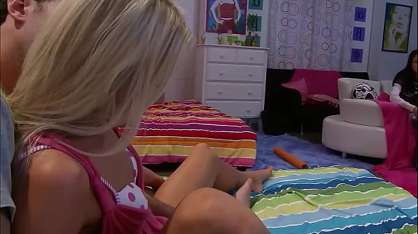 Le sue migliori amiche guardano la giovane Addison Cain farsi scopare violentemente in un appartamento condiviso