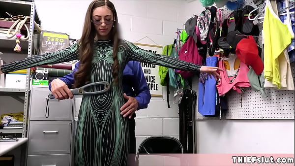 Une fille geek en cosplay surprise en train de voler et le flic du centre commercial s'amuse vraiment et punit une séance de baise avec elle