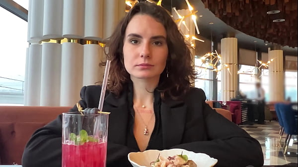 Delizia per l'appuntamento a cena: scappatelle di sesso casalingo bollente per una coppia arrapata