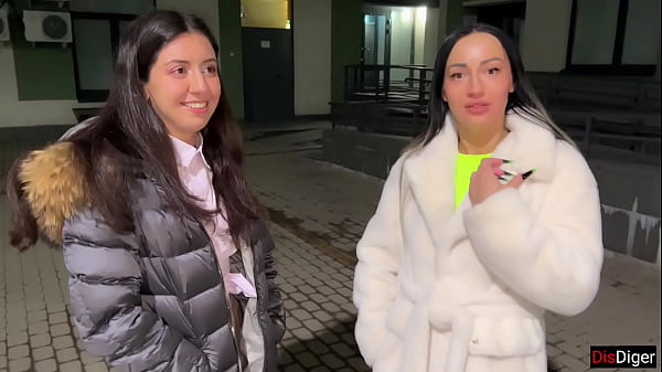 Wir haben mit einem Freund zwei Stripperinnen abgeholt und sie grob gefickt