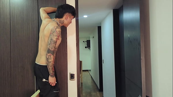 Ich mache meiner Stiefschwester einen Streich und sie fickt mich aus Rache