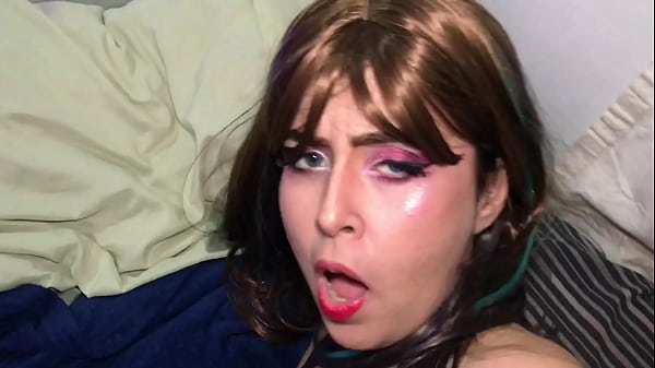 Niña pequeña de ojos azules y buen culo sabe montar una polla (garganta profunda y creampie)