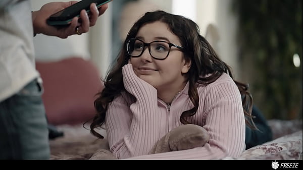 शौकीन सौतेले पिता ने बिगड़ैल सौतेली बेटी को जीवन भर का सुख देने के लिए फ्रीज कर दिया