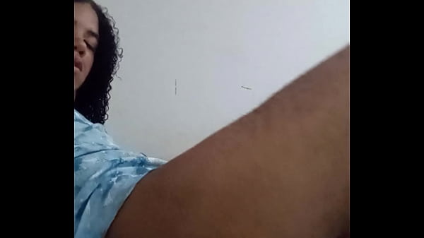 Una bellissima teenager si esibisce - Sconosciuto