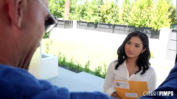 La piccola spinner asiatica Avery Black viene sballottata e scopata da Charles Dera