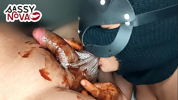 Novia adolescente cachonda chupando y lamiendo bolas negras y polla con jarabe de chocolate en las celebraciones navideñas