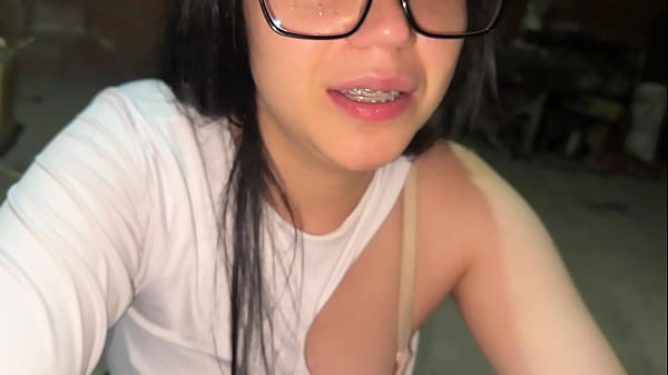 मेरी सौतेली चचेरी बहन कितनी अच्छी है, मैं उससे कहती हूं कि हमें ऊपर जाना चाहिए जहां कोई हमें गंदी हरकतें करते हुए न देख सके।