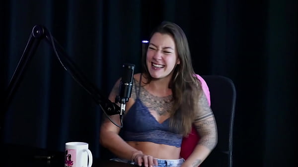 他喜欢在危险的地方做爱，他在电影院和滑翔伞中做爱，甚至在街上，而且更喜欢平静的性爱 - Flor de Damiana (SHEER/RED)