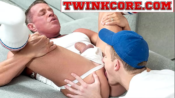 Il cazzo duro di Dylan Tides entra nel buco di Tyler Saint. Il cazzo di Tyler raggiunge un'erezione completa. Dylan lo spoglia fino al sospensorio di Tyler, Tyler lo sa, le gambe di Tyler sono in aria e la lingua di Dylan sta massaggiando il buco di Tyler
