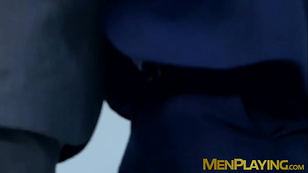 Un beau mec fait une pipe bâclée et se fait percer le cul