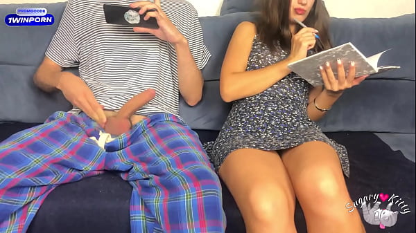 Il mio fratellastro guarda il porno davanti a me! Ma mi sono arrapato e ci masturbiamo a vicenda! Orgasmo e sborrata