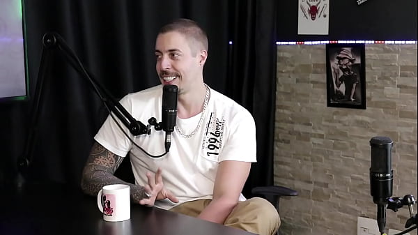 Heißes Teenie-Mädchen posiert sexy