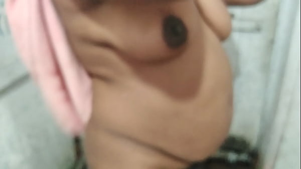 Heiße Mutter beim Baden im Badezimmer