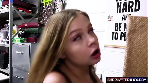 Un ladro sexy e sexy si infila un vibratore nel cazzo di Joshua Lewis e poi nel grosso cazzo della guardia di sicurezza finché lui non viene e lei ingoia il suo sperma.