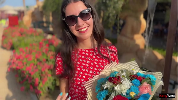 Ho regalato dei fiori ad una sconosciuta e spero che mi lascerà scopare