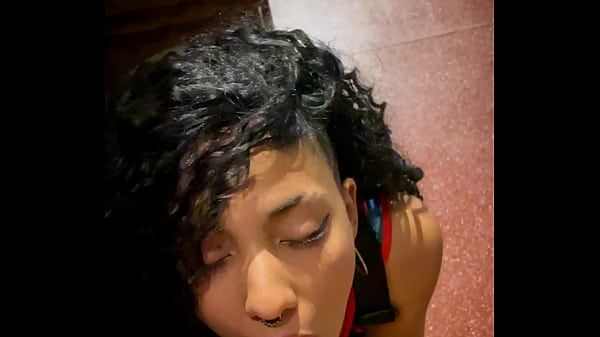 Sexy latina adolescente se burla