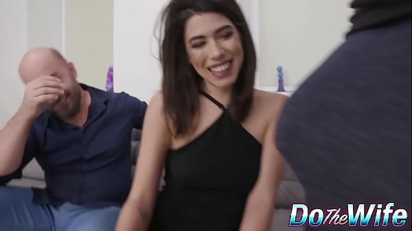 La piccola moglie Elisabetta Zaffiro cavalca il cazzo nero come una troia pazza