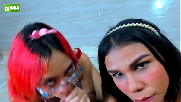 दो लड़कियाँ इस लड़के के लंड से अपना मनोरंजन करती हैं - पीओवी ब्लोजॉब्स